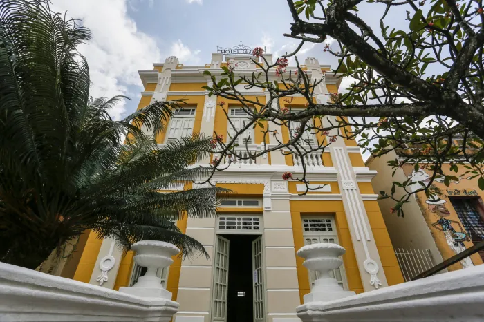 Funjope abre exposição de obras do artista visual Madriano Basílio, no Hotel Globo