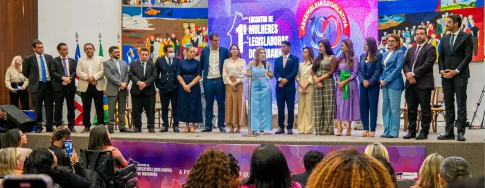 A presidente da Alema, Iracema Vale, abriu os trabalhos do encontro que reuniu deputadas, vereadoras, prefeitas, vice-prefeitas e líderes de todo o estado
