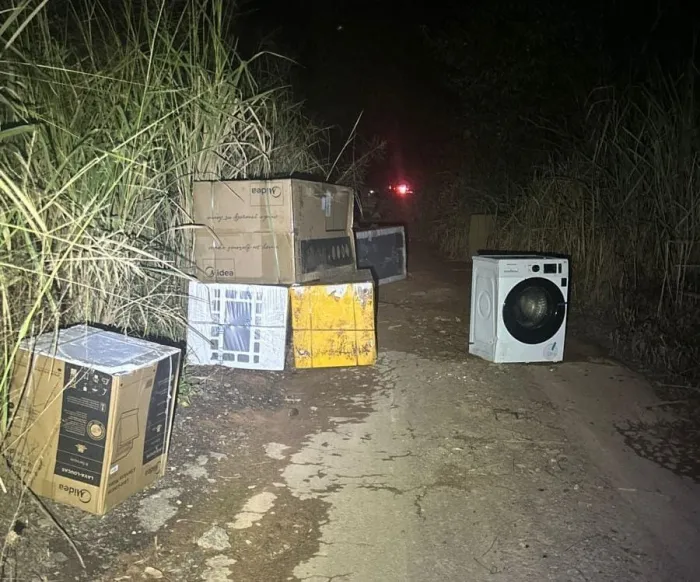 POLÍCIA MILITAR AGE RÁPIDO PARA CONTER AÇÃO DE SAQUEADORES NA BR-101 EM MIMOSO DO SUL