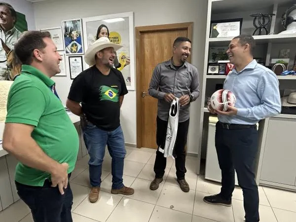 Vereador recebe do deputado Cattani kits esportivos para projetos sociais