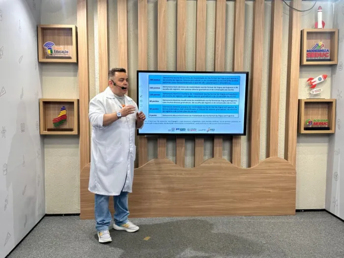 Professores selecionados para os projetos Laboratório de Redação e Clube de Leitura participam de formação