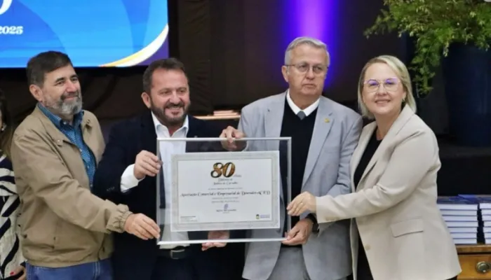 Câmara homenageia ACED com Jubileu de Carvalho pelos seus 80 anos de história