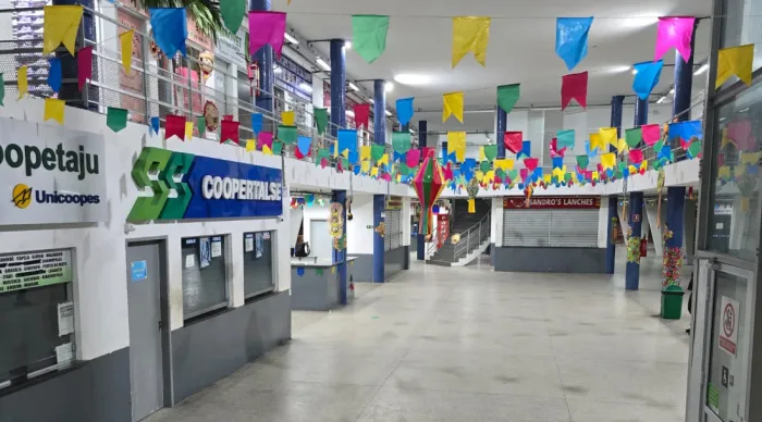 Terminais rodoviários Luiz Garcia e José Rollemberg Leite recebem decoração junina