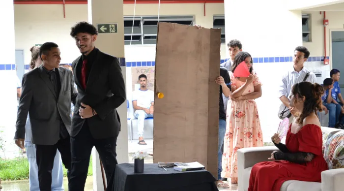 Obras de Machado de Assis são apresentadas em peças teatrais por alunos do Colégio Estadual General Siqueira