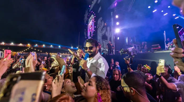 Segunda noite do Arraiá do Povo 2025 contagia sergipanos com forró e arrocha na Orla da Atalaia