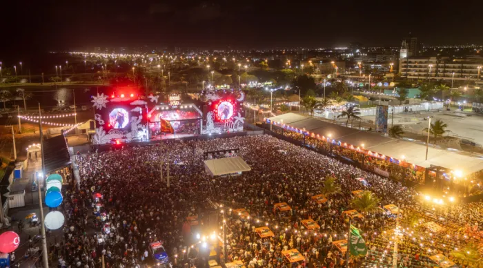 Arraiá do Povo atrai milhares de forrozeiros na terceira noite de shows na Orla da Atalaia