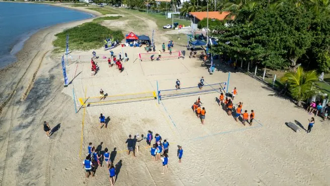 Alunos da EM Maria Francisca e EM Machado Rosa participam de vivência de Beach Tennis na Praça da Vela
