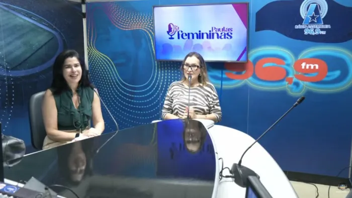 Raíssa Moreira Lima com a apresentadora Josélia Fonseca no estúdio da Rádio Assembleia