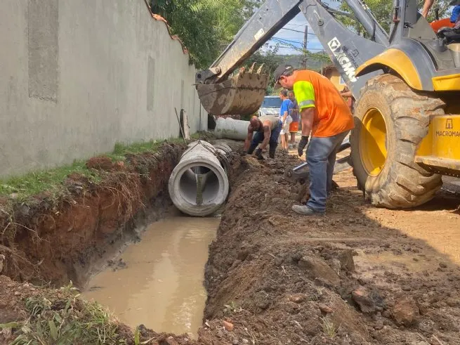 Prefeitura de São Sebastião troca 40 metros de tubulação da Rua Nair Marques dos Santos, em Boiçucanga