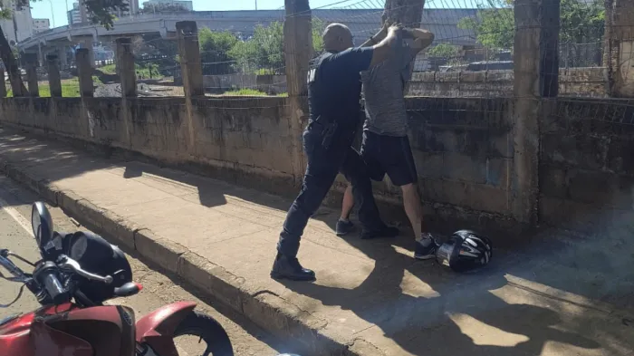 GCM detém homem embriagado, sem habilitação, pilotando moto