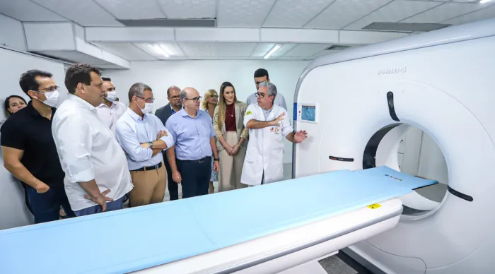 Governador acompanha instalação de novo tomógrafo do Huse e ressalta melhorias na saúde em Sergipe