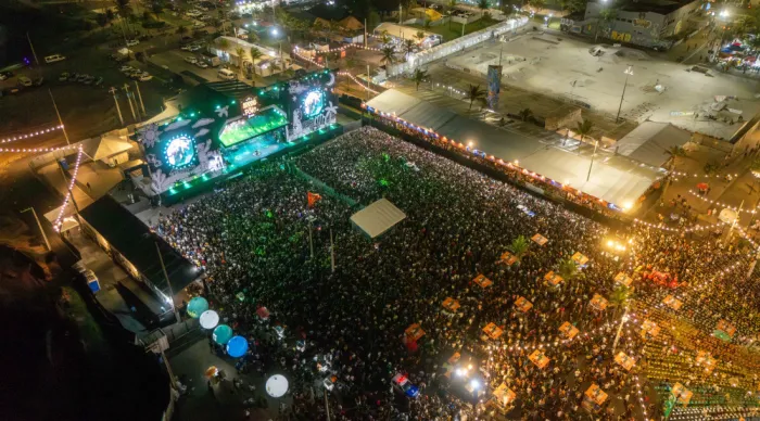 Arraiá do Povo atrai milhares de forrozeiros em terceira noite de shows na Orla da Atalaia