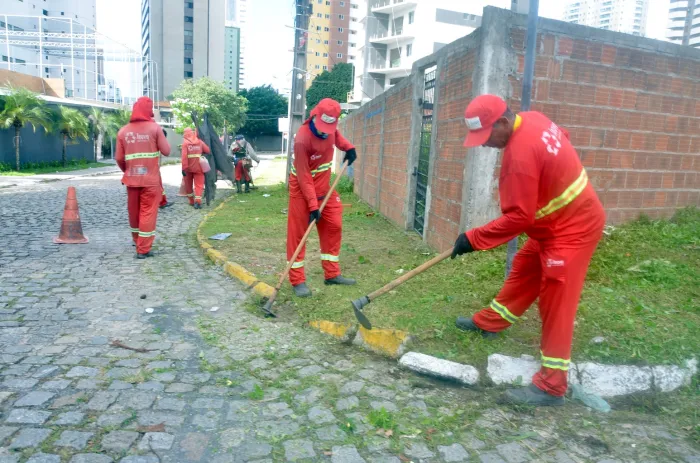 Agentes de limpeza urbana executam roço e capinação em nove bairros
