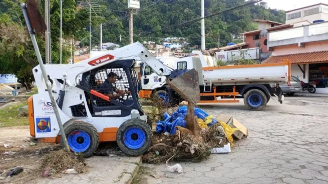 Prefeitura de São Sebastião recolhe 15 caminhões de materiais inservíveis em ação nos bairros Topolândia, Itatinga e Olaria