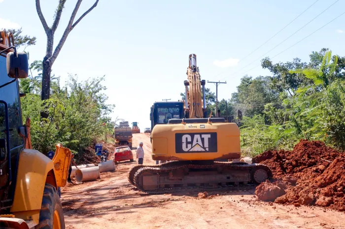 Prefeito visita obra de pavimentação da Estrada Jarbas Passarinho, que vai beneficiar produtores e comunidade rural