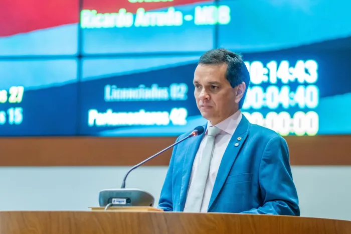 Deputado Ricardo Arruda discursa da tribuna da Assembleia na sessão plenária desta terça-feira (3)