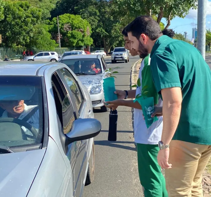 Semarh realiza blitz ecológica com distribuição de mudas de árvores na zona leste de Teresina