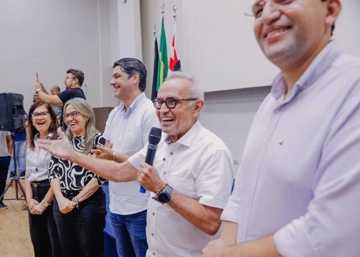 Cícero Lucena anuncia aumento de 27,5% na gratificação dos gestores das escolas municipais