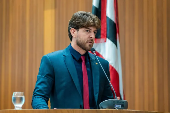 Deputado Davi Brandão durante discurso na tribuna da Assembleia