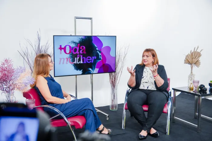 Durante a conversa com a apresentadora Márcia Carvalho, a terapeuta Márcia Rodrigues destacou a importância do acolhimento e das redes de apoio