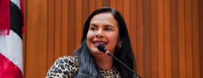 Deputada Ana do Gás durante discurso na tribuna da Assembleia, na manhã desta quarta-feira (4)