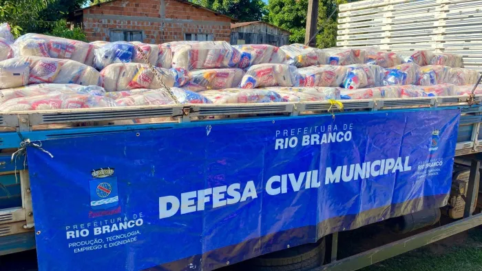 Prefeitura de Rio Branco distribui 660 cestas básicas para produtores rurais afetados por desastres naturais