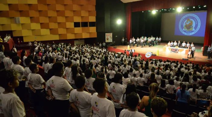 Alunos da rede estadual participam de formatura do Programa Educacional de Resistência às Drogas e à Violência