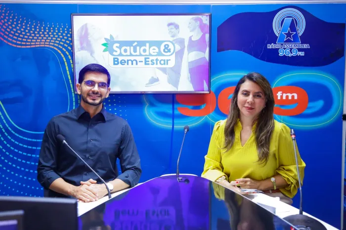 Leandro Marques da Silva no estúdio da Rádio Assembleia com a apresentadora Leda Lima