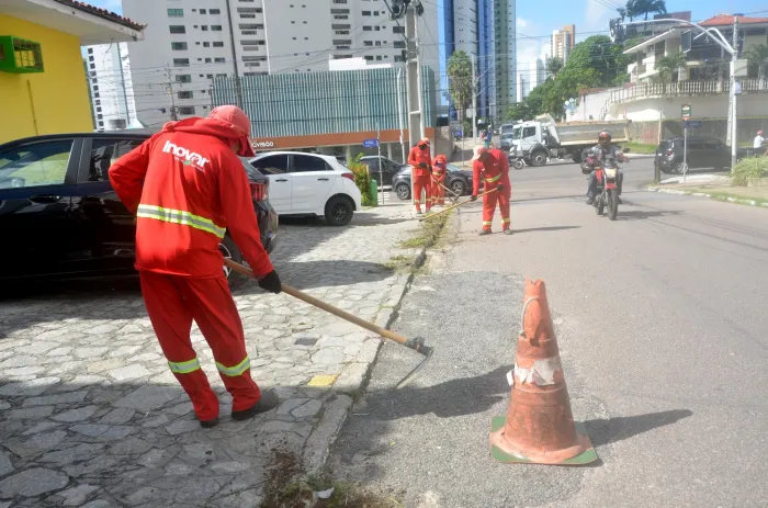 Emlur executa serviços de roço e capinação em 11 bairros nesta quinta-feira
