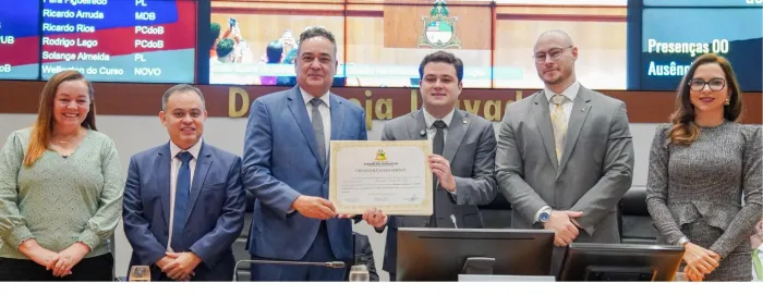 Procurador-geral de Contas do Estado, Douglas Paulo da Silva, recebe o Título de Cidadão Maranhense das mãos do deputado Leandro Bello
