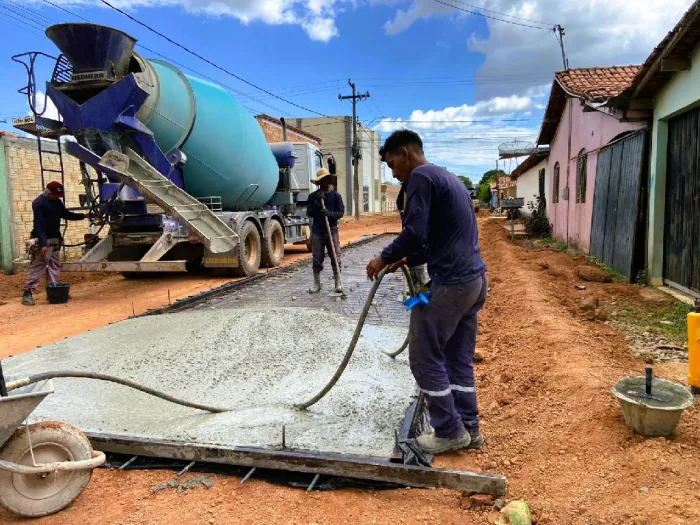 Obras: Rua Iracema, em Morada Nova, recebe terraplanagem e pavimentação em concreto