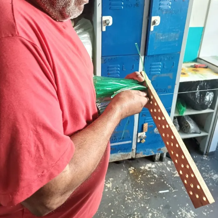 Unidade prisional de São Mateus produz vassouras e escovas ecológicas com garrafas pets