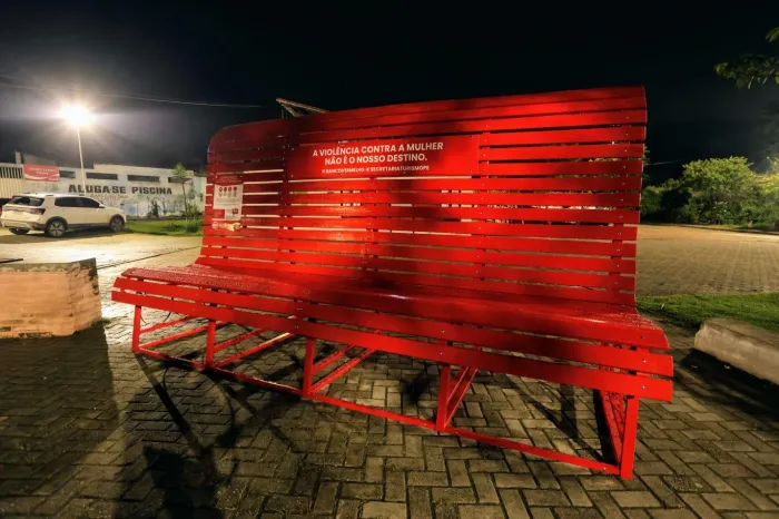 Caruaru ganha novo banco vermelho e apresenta boas práticas de enfrentamento à violência contra a mulher