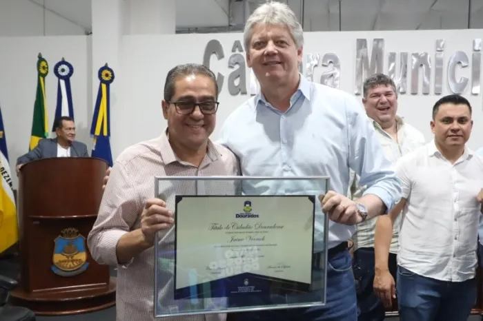 Jaime Verruck visita Câmara de Dourados e recebe de Cemar Arnal Título de Cidadão Douradense