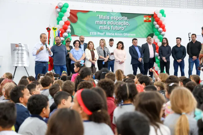 Governador inaugura duas novas quadras poliesportivas em escolas estaduais de Joinville, que vão beneficiar 3 mil estudantes