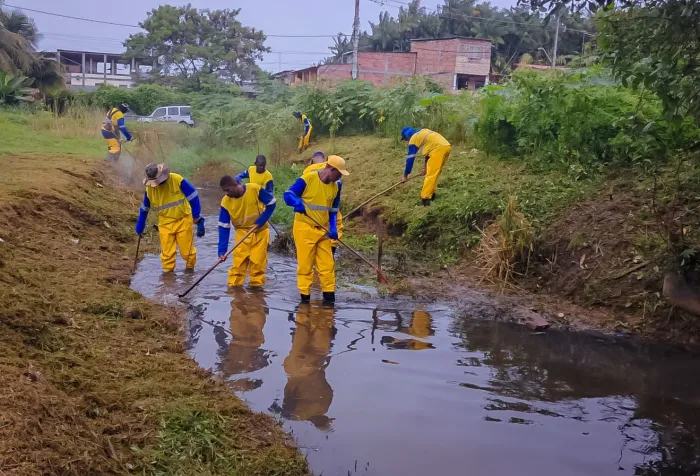 Prefeitura intensifica limpeza de canal para prevenir alagamentos