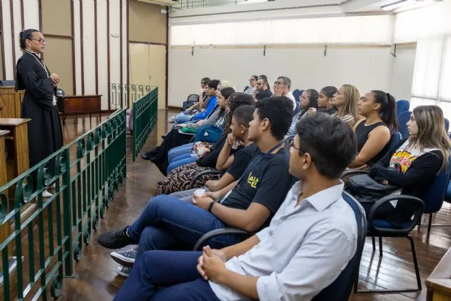 Estudantes do Parlamento Jovem visitam instituições do sistema de justiça em São Sebastião