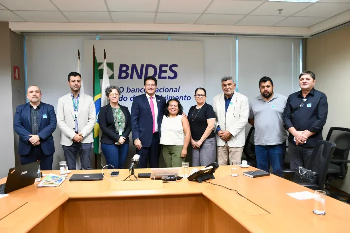 Felipe Camarão discute com BNDES possibilidades de investimentos para implantação de fábrica de colheitadeiras no Maranhão