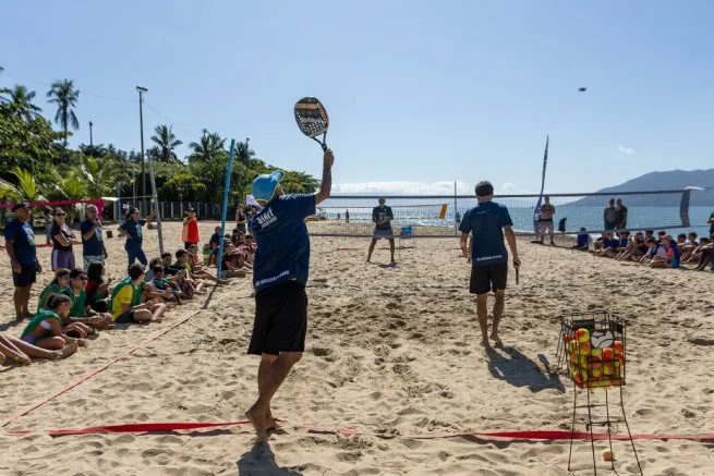 Alunos da EM Mathew Lucca participam de vivência de beach tennis em Boiçucanga neste sábado