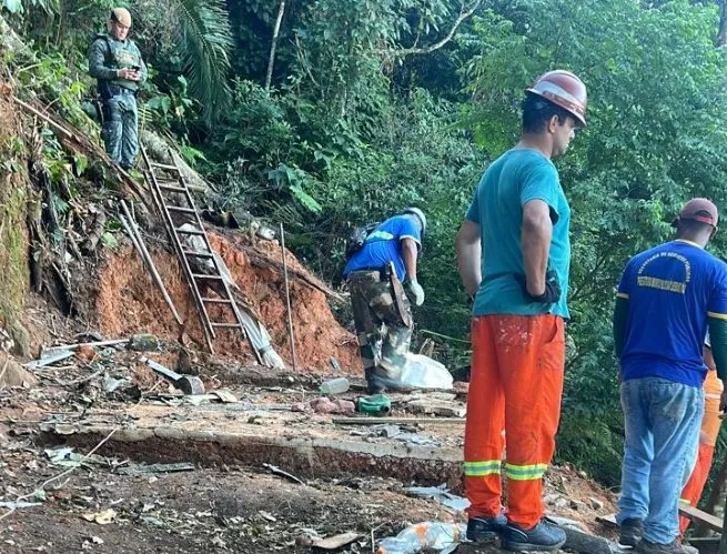 Comissão de Demolições da Prefeitura de São Sebastião impede construção irregular na Vila Sahy