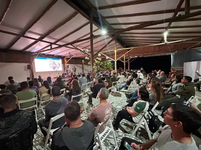 Prefeitura de São Sebastião certifica profissionais do turismo náutico para observação responsável de baleias-jubarte