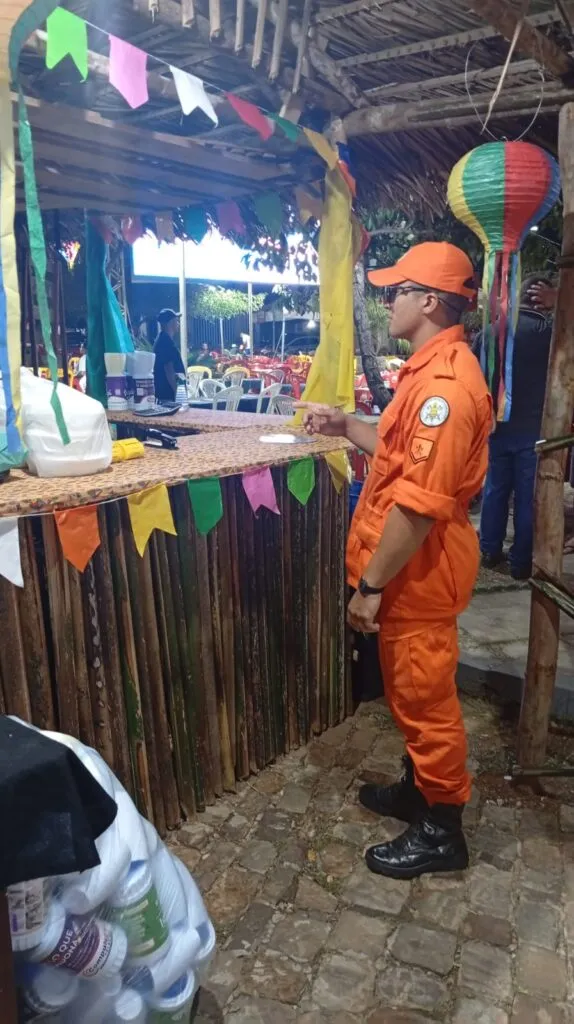 Corpo de Bombeiros leva orientações para populares e barraqueiros durante os festejos de Campo Maior