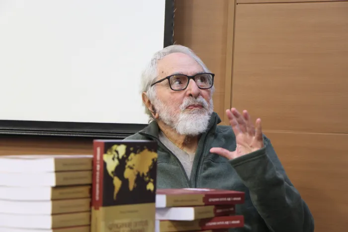 Udesc Faed recebe lançamento de livro escrito por docente referência da geografia no país