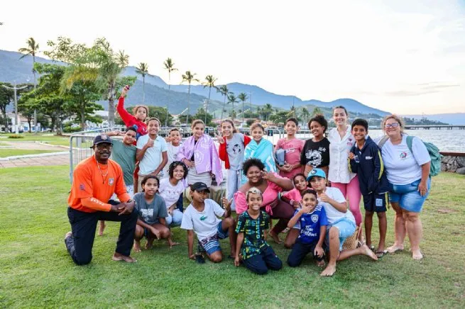 Fundo Social realiza avistamento de baleias com crianças da Baleia Verde