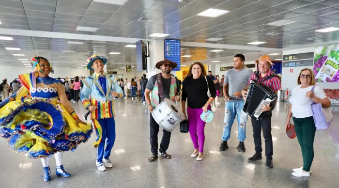 Recepção festiva no aeroporto de Aracaju continua levando alegria aos turistas