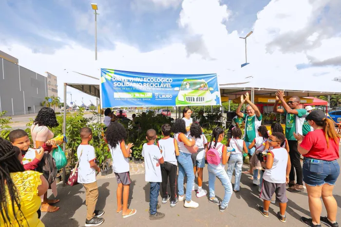Prefeita Débora e alunos da rede municipal prestigiam Drive Thru Ecológico
