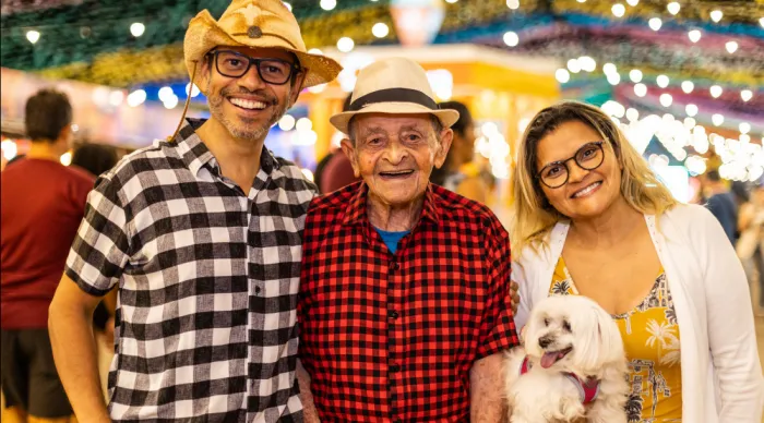 O médico João Júnior trouxe o pai, João, de 97 anos, para aproveitar a Vila do Forró / Foto: Thalys Rodrigues