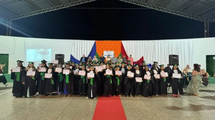 Formatura de 40 jovens, adultos e idosos marca avanço do Alfabetiza Piauí em Paulistana