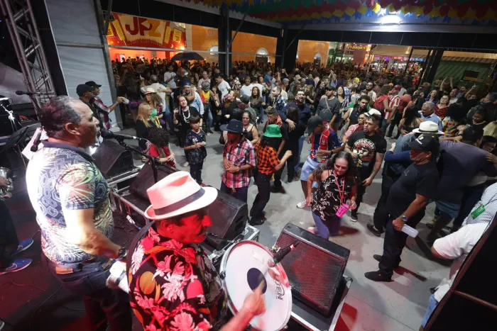 Domingo com programação diversa na Estação Ferroviária vira ponto de encontro de pessoas de todas as gerações