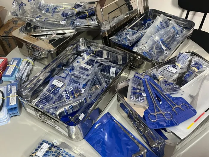 Sesapi recebe kits de instrumental cirúrgico para auxiliar procedimentos na rede hospitalar